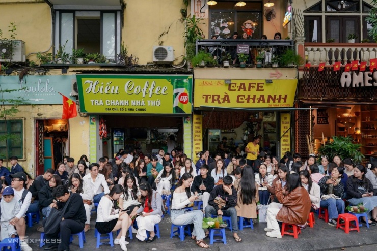 Quán trà chanh, gánh cốm đông nghịt khách ngày thu Hà Nội - 1
