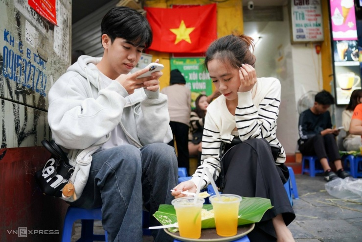 Quán trà chanh, gánh cốm đông nghịt khách ngày thu Hà Nội - 6