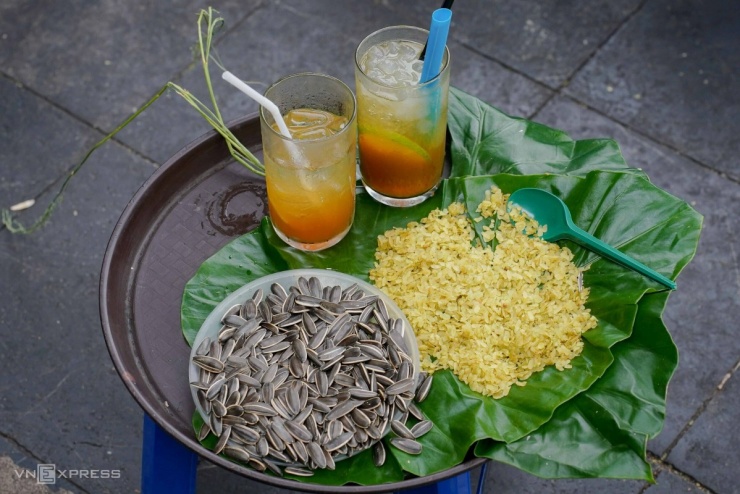 Quán trà chanh, gánh cốm đông nghịt khách ngày thu Hà Nội - 4