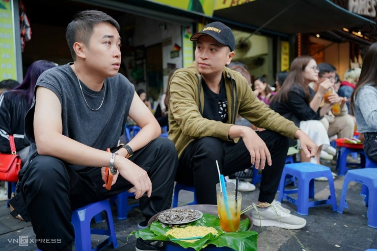 Quán trà chanh, gánh cốm đông nghịt khách ngày thu Hà Nội - 5