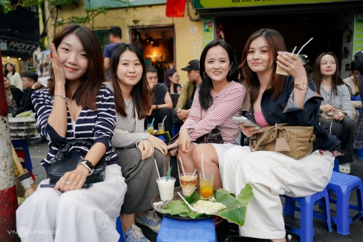Quán trà chanh, gánh cốm đông nghịt khách ngày thu Hà Nội - 8