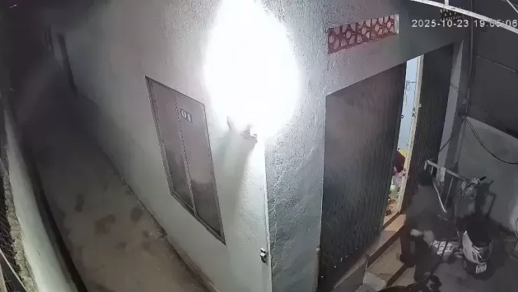 Hình ảnh nghi phạm cầm rựa xông vào phòng trọ của hai nạn nhân.