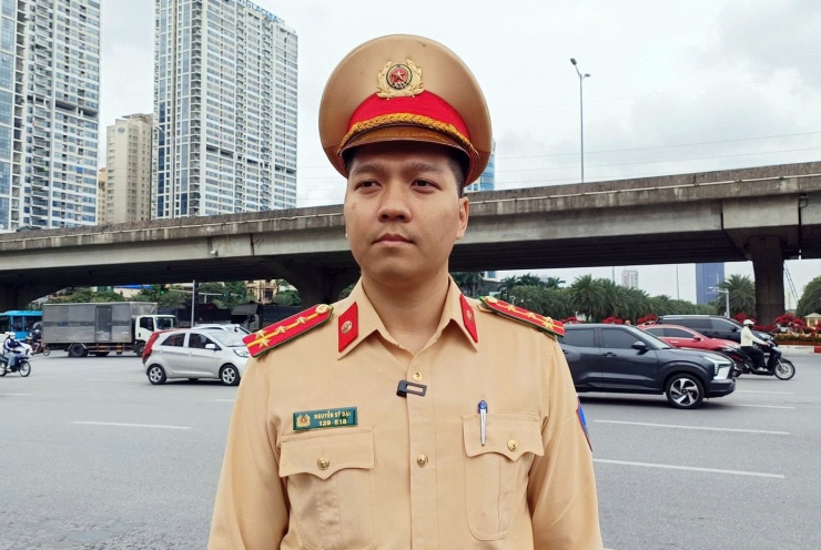 Đại uý Nguyễn Sỹ Đại, cán bộ Đội Chỉ huy giao thông và điều khiển đèn tín hiệu giao thông.