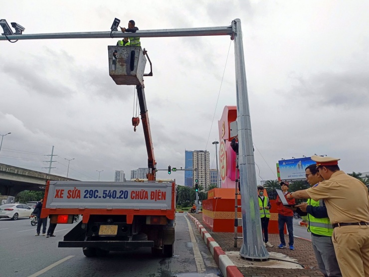 Nhà thầu thi công dự án phối hợp với cán bộ CSGT kiểm tra hệ thống camera.