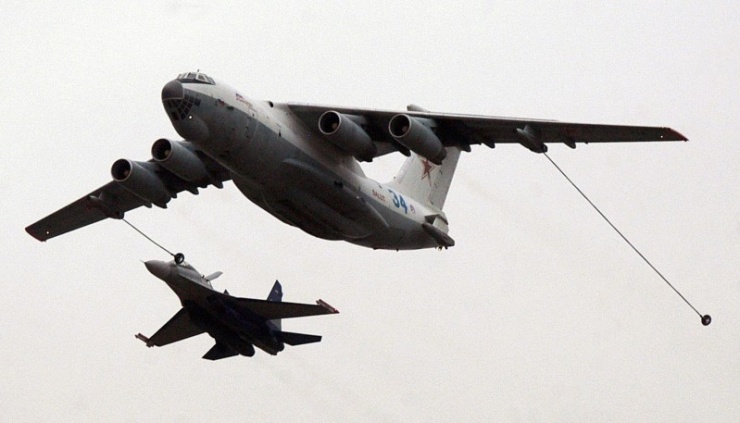 Su-30 của Nga huấn luyện nhận tiếp dầu từ Il-78. Ảnh: Reuters