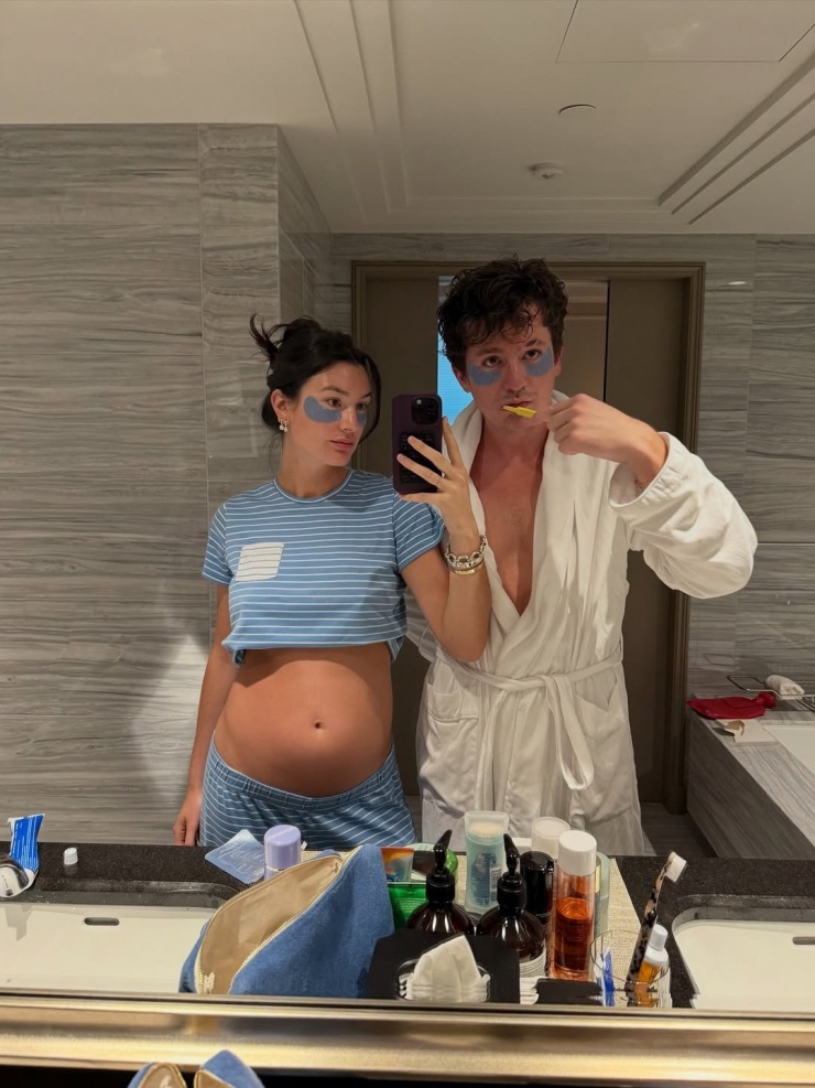 Charlie Puth chia sẻ hình ảnh đời thường của hai vợ chồng.