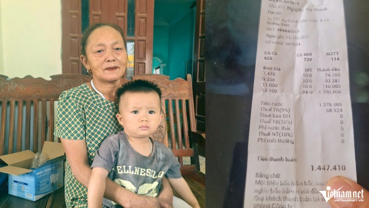 Bà Thanh và hóa đơn nước hơn 1,4 triệu đồng. Ảnh: Lê Dương