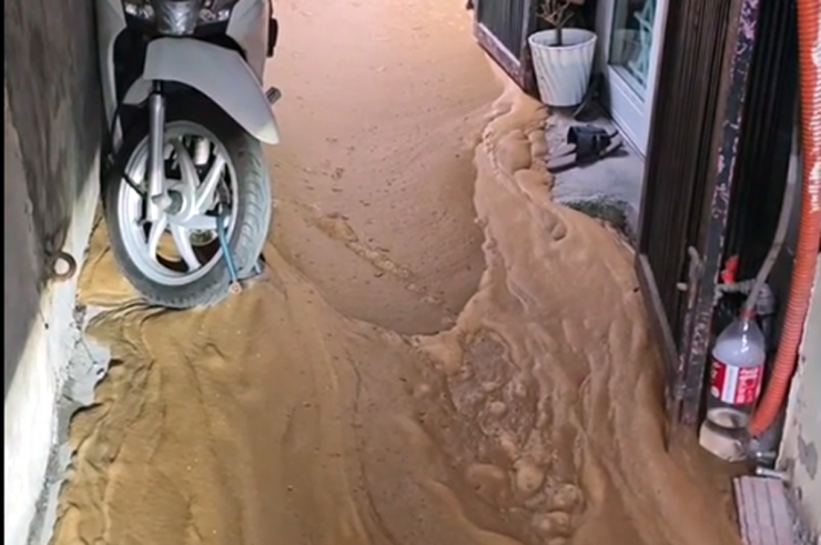 Bùn non chảy lênh láng trên mặt đường. Ảnh: Cắt từ clip