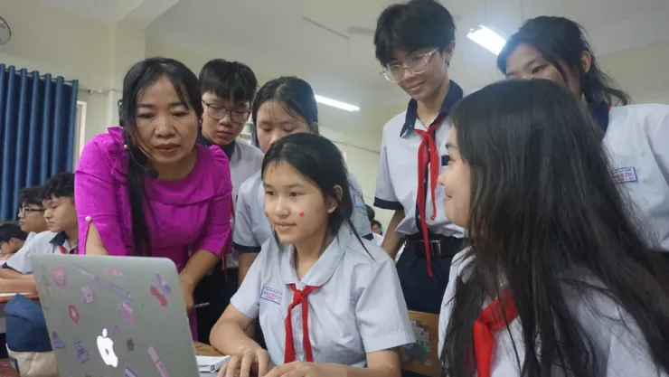 Cô Đinh Kim Thoa đang hướng dẫn học trò về cách làm bài thuyết trình. Ảnh: NGUYỄN QUYÊN