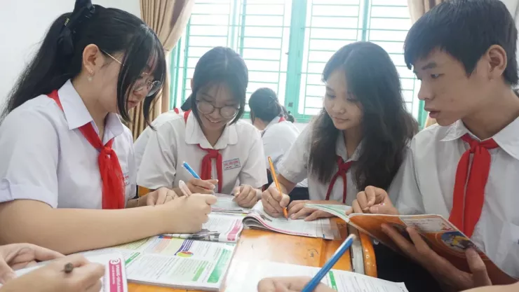 Học sinh lớp 9 Trường THCS Tùng Thiện Vương trong một giờ học. Ảnh: NGUYỄN QUYÊN