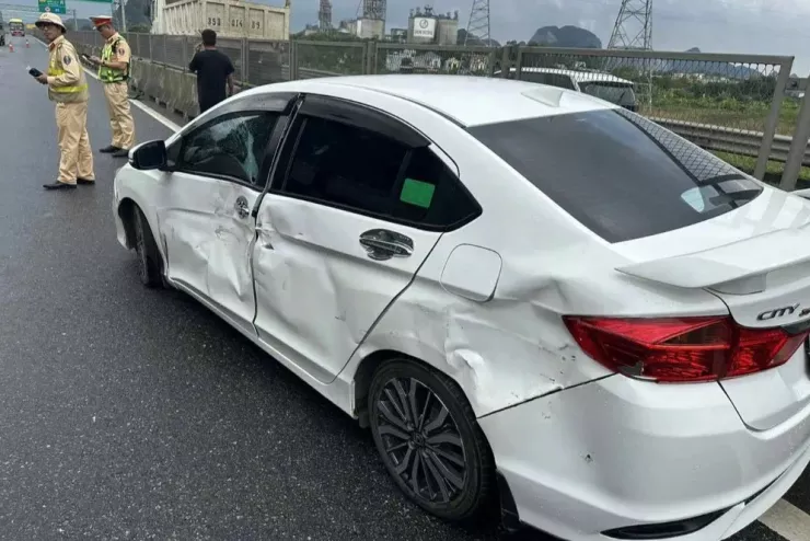 Hình ảnh chiếc xe Honda City sau vụ va chạm với xe đoàn cứu trợ Đắk Lắk.