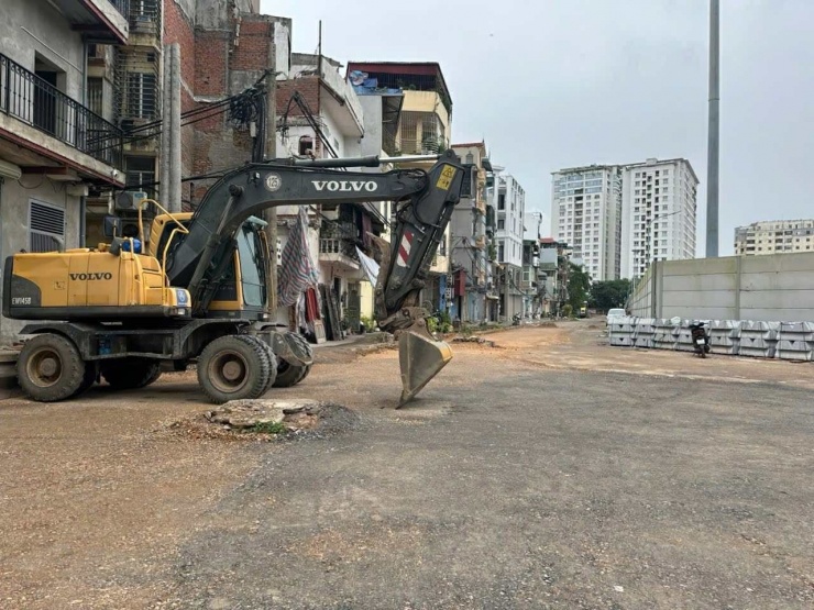 Máy xúc được huy động để tháo dỡ mặt bằng