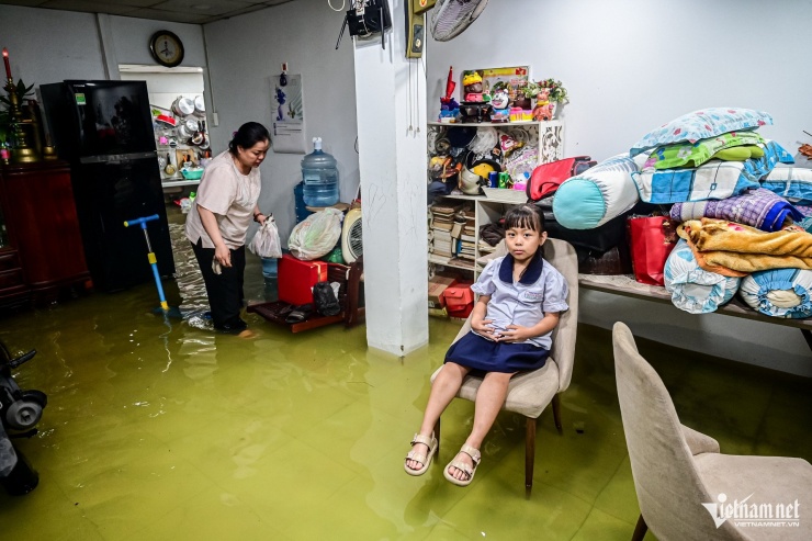 Triều cường vượt bờ kè, tràn vào trung tâm TPHCM: Người dân thốt lên &#39;10 năm mới thấy&#39; - 4