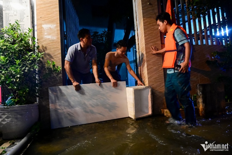 Triều cường vượt bờ kè, tràn vào trung tâm TPHCM: Người dân thốt lên &#39;10 năm mới thấy&#39; - 2