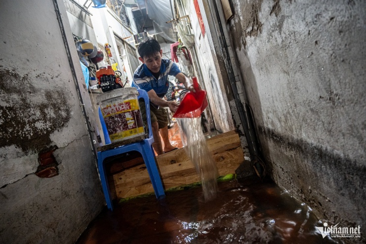 Triều cường vượt bờ kè, tràn vào trung tâm TPHCM: Người dân thốt lên &#39;10 năm mới thấy&#39; - 10