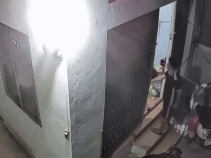 CLIP: Người đàn ông xông vào phòng trọ chém đôi nam nữ dã man
