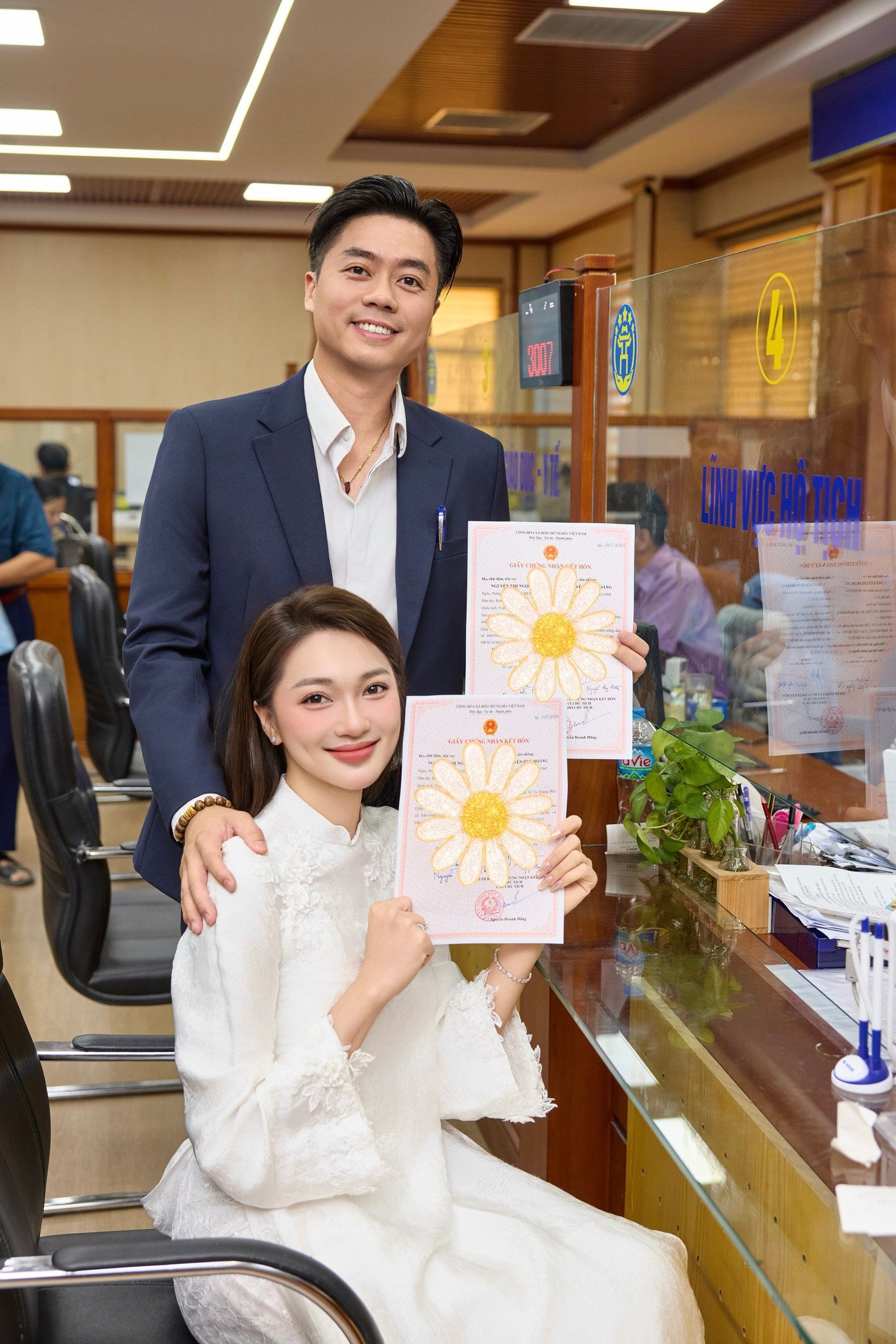 Ngọc Nữ và bạn trai hơn 4 tuổi đăng ký kết hôn hôm 22/10.