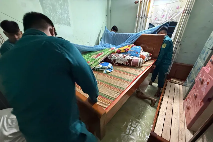 TP.HCM: Trắng đêm hỗ trợ người dân khi triều cường dâng cao - 2