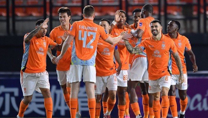 Ratchaburi đang bị Nam Định và Gamba Osaka vượt mặt