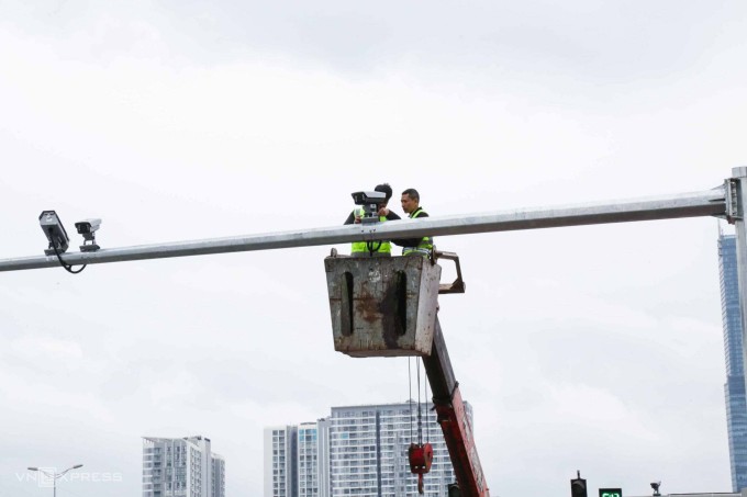 Camera AI đang được lắp đặt tại nhiều phố trung tâm của Hà Nội. Ảnh: Việt An