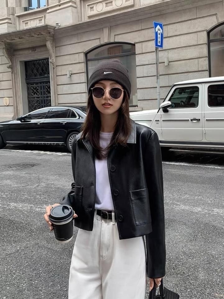 Cùng làm bằng da song áo khoác dáng ngắn luôn ăn gian tuổi hiệu quả hơn so với dáng dài. Thiết kế thích hợp cho những ngày có nhiệt độ chênh lệch cao từ sáng tới đêm.