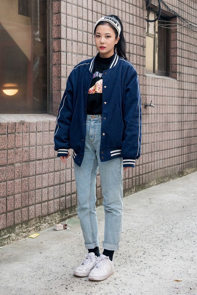 Bạn có thêm sự lựa chọn với áo bomber - xuất phát từ thiết kế dành cho phi công Mỹ thời xưa. Điểm cộng của thiết kế là mang tính unisex, phù hợp với tất cả dáng người.