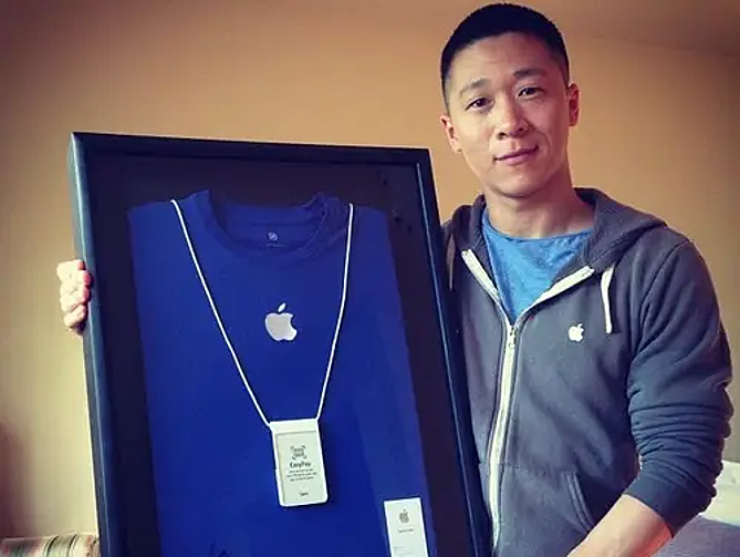Sam Struan cùng bộ đồng phục và thẻ nhân viên Apple được mang đấu giá năm 2014. Ảnh: Samstruan.com