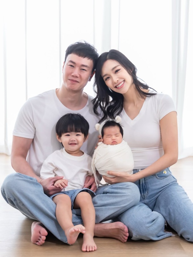 Diễn viên Tăng Thục Nhã và chồng con. Cô sinh hai bé trong ba năm, gia đình 'đủ nếp đủ tẻ'.