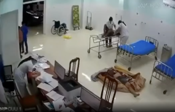 Các nạn nhân được đưa tới Bệnh viện đa khoa Kon Tum cấp cứu trong tình trạng nguy kịch