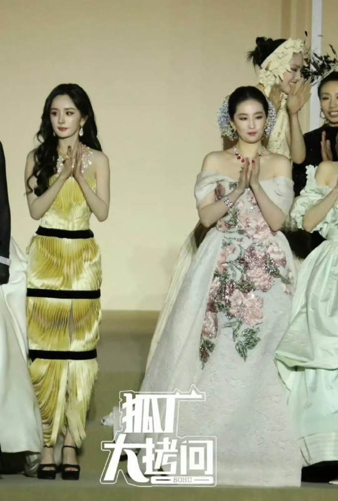 Hai cô gái giữ khoảng cách, dù được sắp đứng cạnh nhau. Ảnh: Sohu