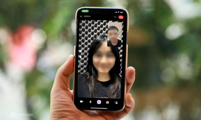 Người dùng nên cẩn trọng với các cuộc gọi, video từ số lạ, người lạ. Ảnh: Ngọc Thành
