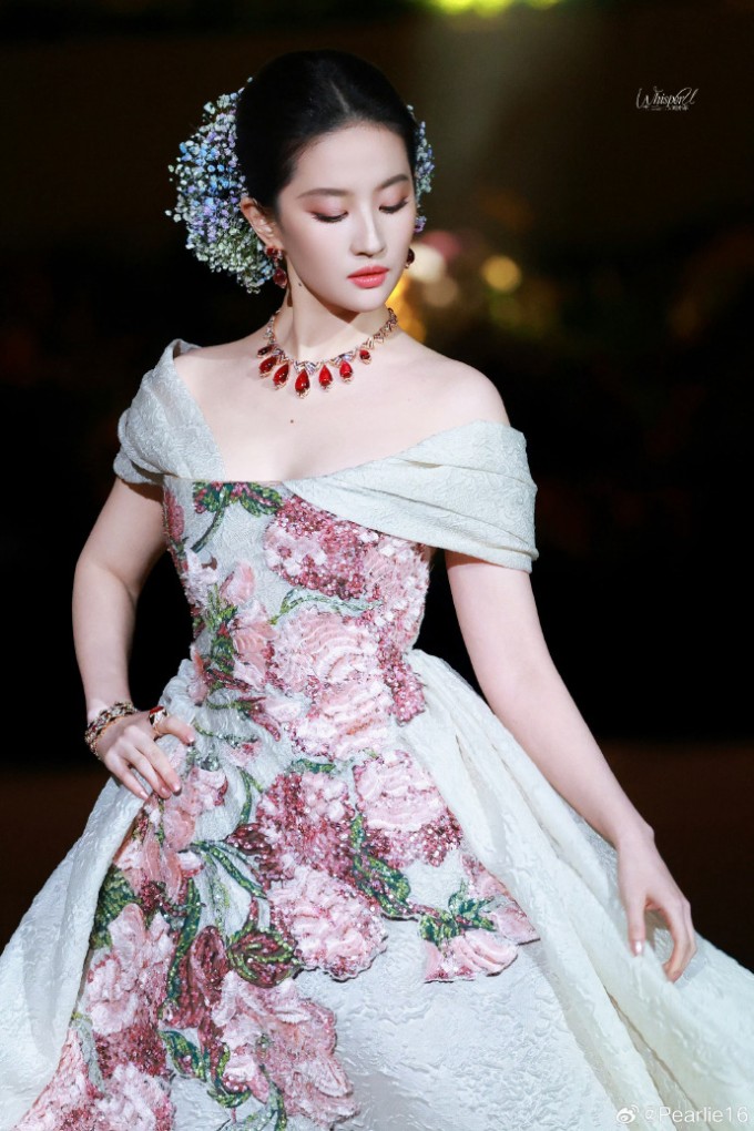 Đầm gấm đính hoa nổi 3D giúp mỹ nhân khoe sắc. Theo Sinchew, váy được dập và đính khoảng 3.000 bông hoa và mất 2.000 giờ chế tác thủ công.