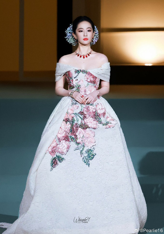 Lưu Diệc Phi xuất hiện tại sự kiện VOGUE Power of Fashion 2025 tối 23/10. Cô diện chiếc váy thêu Elie Saab Thu/Đông 2025 màu kem kết hợp với trang sức hồng ngọc Bulgari trị giá hơn 100 triệu NDT, tóc búi cao gắn hoa bồng bềnh. Nhan sắc kết hợp phục sức mang hơi thở 'Nữ hoàng khu vườn', khiến Lưu Diệc Phi 'như một nàng công chúa đang dạo bước trong lãnh địa của mình' - QQ viết.