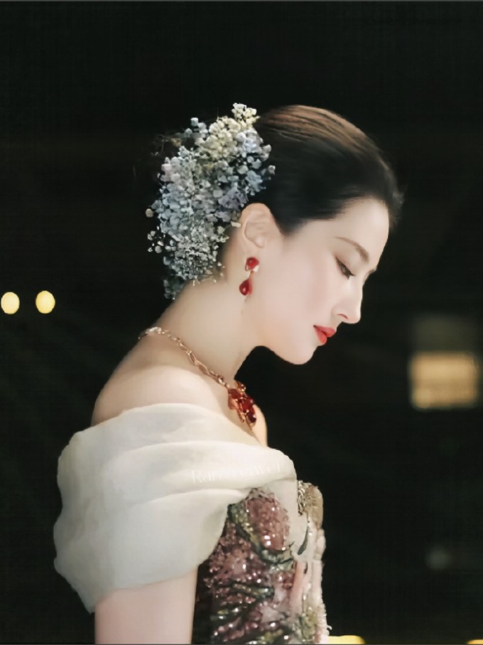 Sắc vóc Lưu Diệc Phi giúp mạng xã hội Trung bùng nổ. Lưu Diệc Phi là người diễn khép màn đêm hội Vogue, cô được khen ngợi vì catwalk tốt, thần thái đẹp.