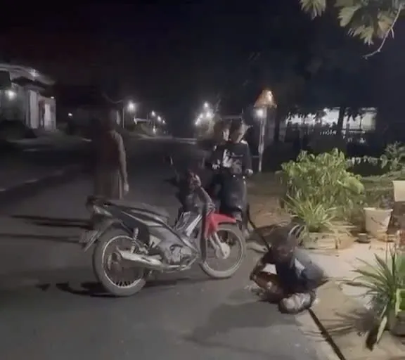 Ông H bỏ chạy ra ngoài trong tình trạng thương tích vùng bụng.