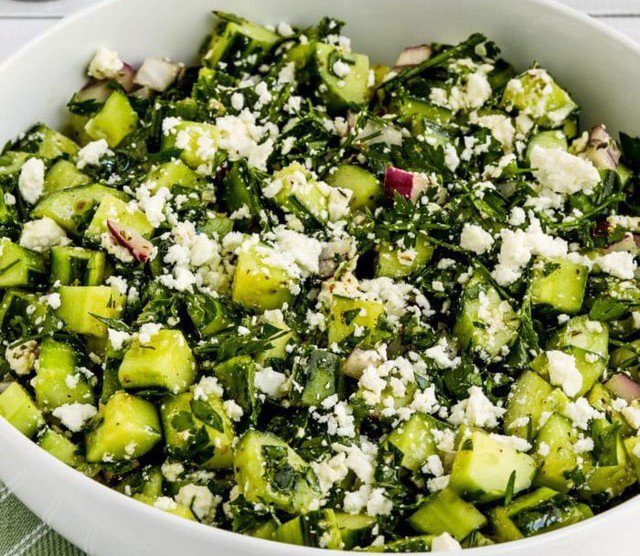 Salad dưa chuột với rau mùi tây và phô mai dễ làm, thanh đạm.