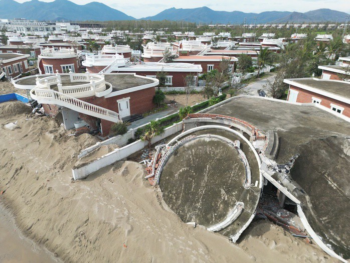 Cận cảnh hàng loạt biệt thự giáp biển ở Hà Tĩnh bị bão Bualoi đánh sập - 1