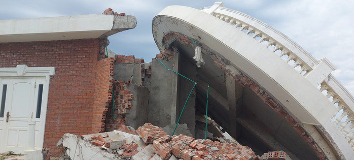 Cận cảnh hàng loạt biệt thự giáp biển ở Hà Tĩnh bị bão Bualoi đánh sập - 2