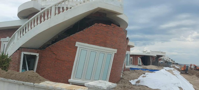 Cận cảnh hàng loạt biệt thự giáp biển ở Hà Tĩnh bị bão Bualoi đánh sập - 4