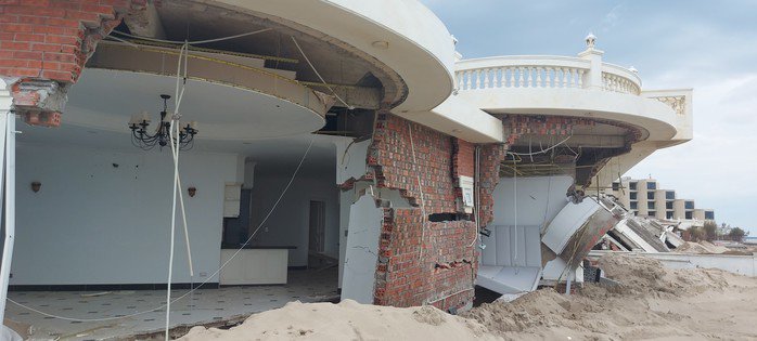 Cận cảnh hàng loạt biệt thự giáp biển ở Hà Tĩnh bị bão Bualoi đánh sập - 3
