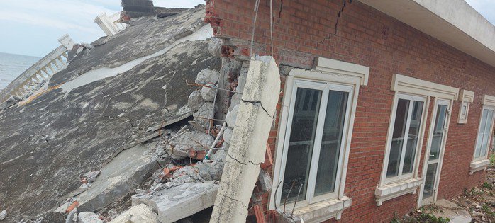 Cận cảnh hàng loạt biệt thự giáp biển ở Hà Tĩnh bị bão Bualoi đánh sập - 5