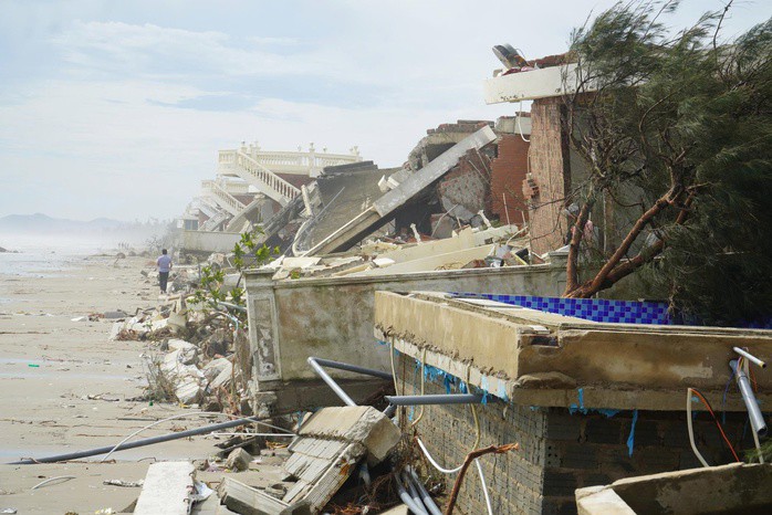 Cận cảnh hàng loạt biệt thự giáp biển ở Hà Tĩnh bị bão Bualoi đánh sập - 6