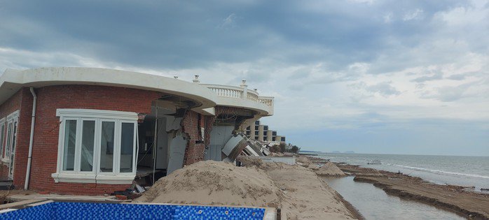 Cận cảnh hàng loạt biệt thự giáp biển ở Hà Tĩnh bị bão Bualoi đánh sập - 10