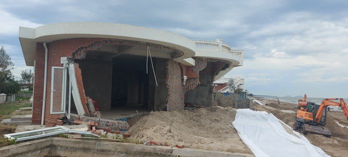 Cận cảnh hàng loạt biệt thự giáp biển ở Hà Tĩnh bị bão Bualoi đánh sập - 11