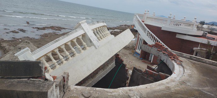 Cận cảnh hàng loạt biệt thự giáp biển ở Hà Tĩnh bị bão Bualoi đánh sập - 7