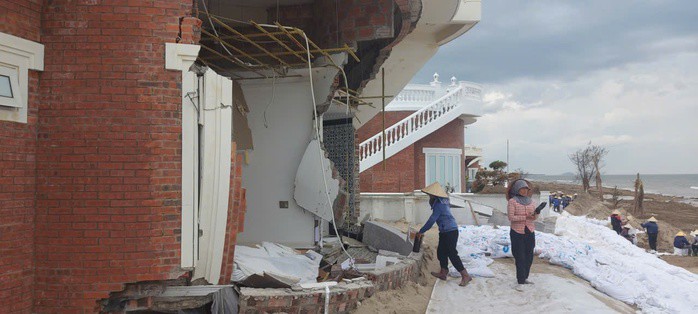 Cận cảnh hàng loạt biệt thự giáp biển ở Hà Tĩnh bị bão Bualoi đánh sập - 9