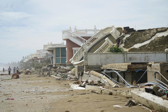 Cận cảnh hàng loạt biệt thự giáp biển ở Hà Tĩnh bị bão Bualoi đánh sập - 8