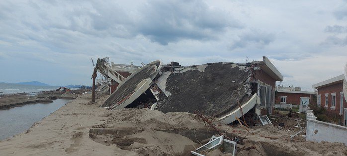 Cận cảnh hàng loạt biệt thự giáp biển ở Hà Tĩnh bị bão Bualoi đánh sập - 13