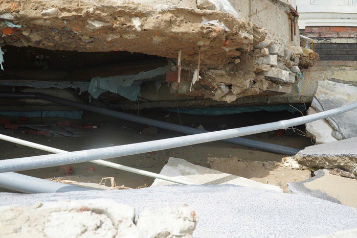 Cận cảnh hàng loạt biệt thự giáp biển ở Hà Tĩnh bị bão Bualoi đánh sập - 12