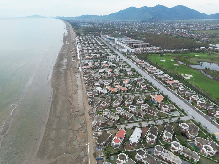 Cận cảnh hàng loạt biệt thự giáp biển ở Hà Tĩnh bị bão Bualoi đánh sập - 15